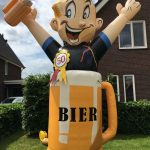 Opblaaspop Abraham in Bierpul huren