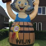 opblaaspop Sarah in wijnvat huren